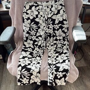 Black and White Floral Women's Capri Pants